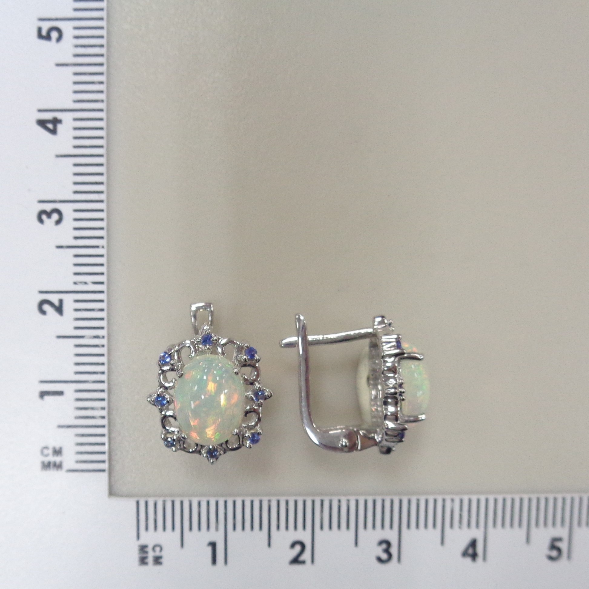 Серебряные серьги с опалами